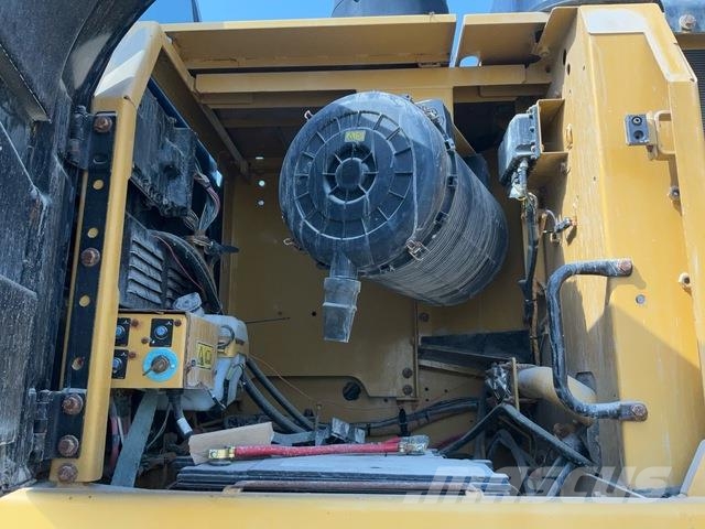 CAT 340D2L حفارات زحافة