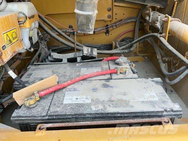 CAT 340D2L حفارات زحافة