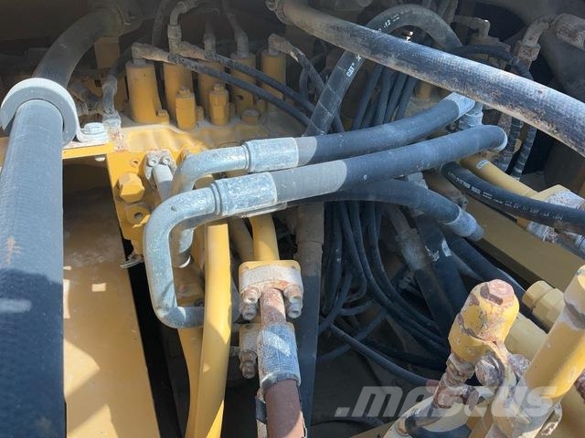 CAT 340D2L حفارات زحافة