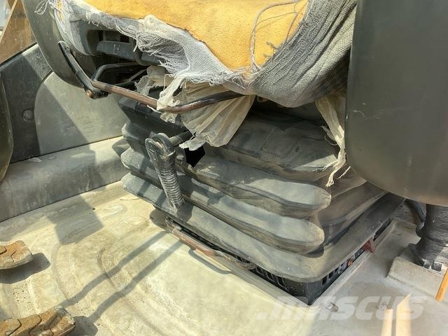 CAT 340D2L حفارات زحافة