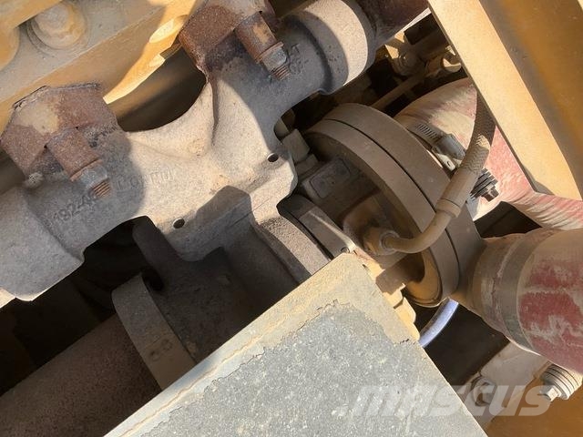 CAT 340D2L حفارات زحافة