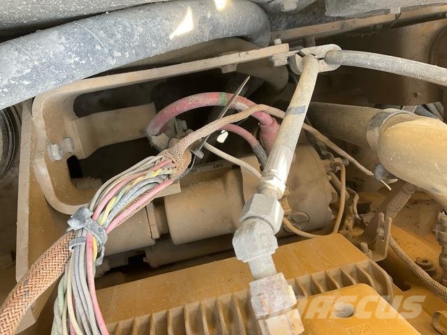 CAT 340D2L حفارات زحافة