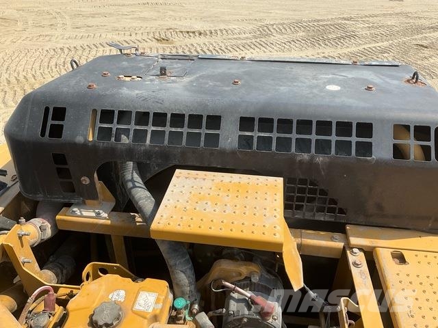 CAT 340D2L حفارات زحافة