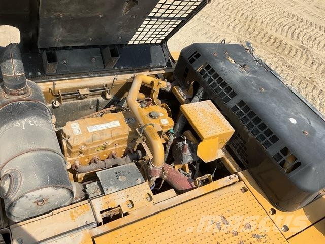 CAT 340D2L حفارات زحافة