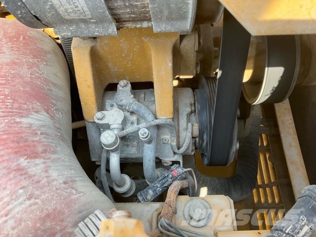 CAT 340D2L حفارات زحافة