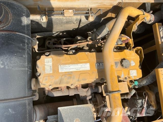 CAT 340D2L حفارات زحافة