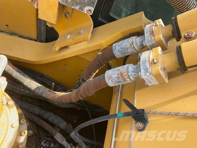CAT 340D2L حفارات زحافة