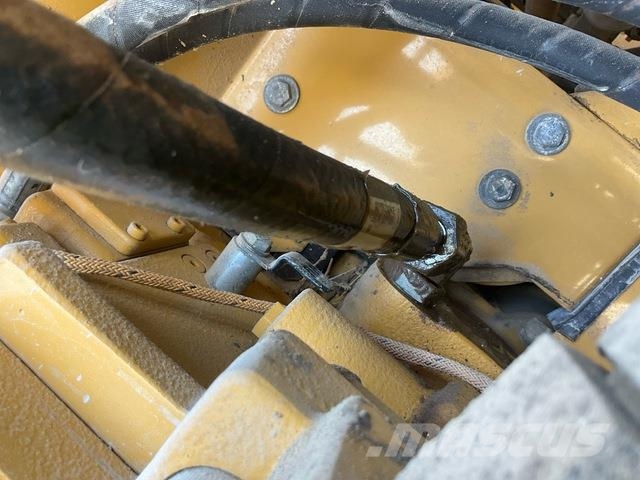 CAT 340D2L حفارات زحافة