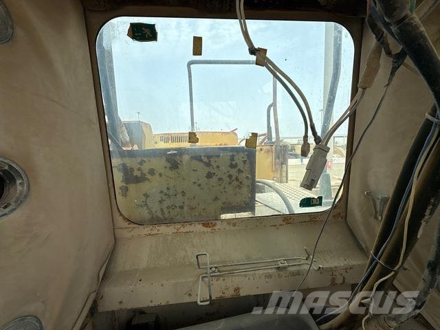 CAT 385B حفارات زحافة