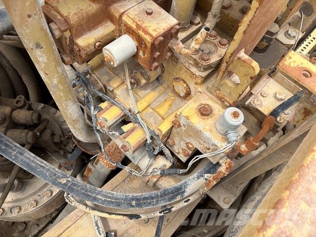 CAT 385B حفارات زحافة