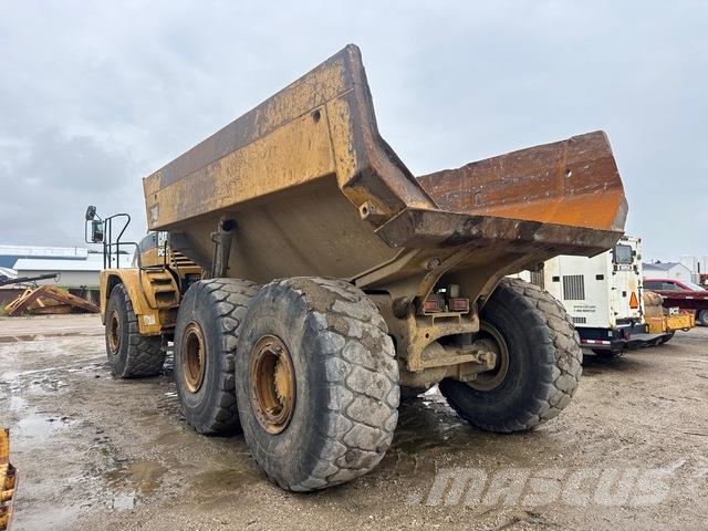 CAT 740 アーティキュレート式ダンプトラック