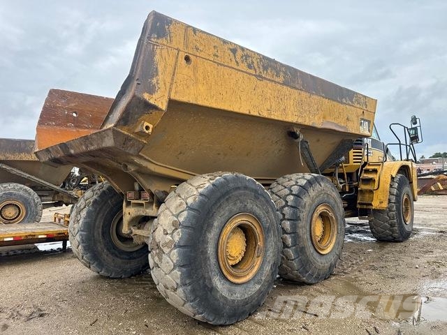 CAT 740 アーティキュレート式ダンプトラック