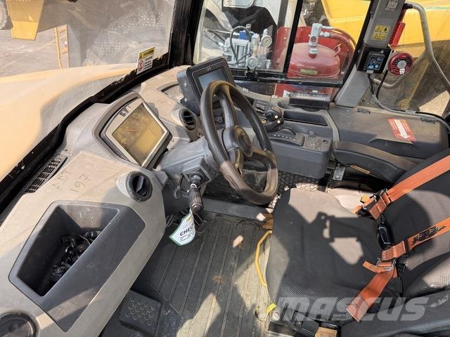 CAT 745 Dumper - Knickgelenk
