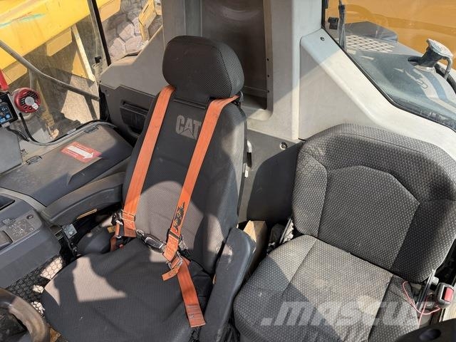 CAT 745 Dumper - Knickgelenk