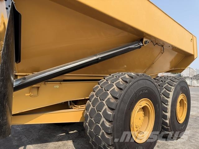 CAT 745 Dumper - Knickgelenk