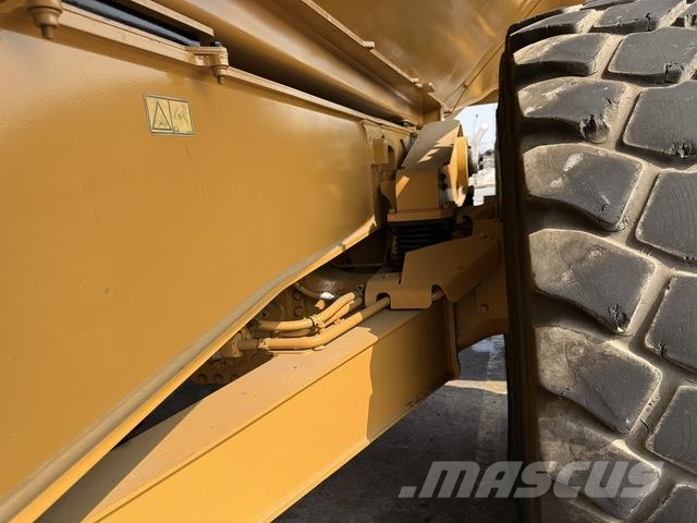 CAT 745 Dumper - Knickgelenk