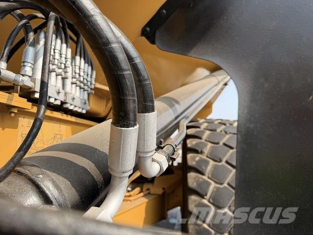 CAT 745 Dumper - Knickgelenk
