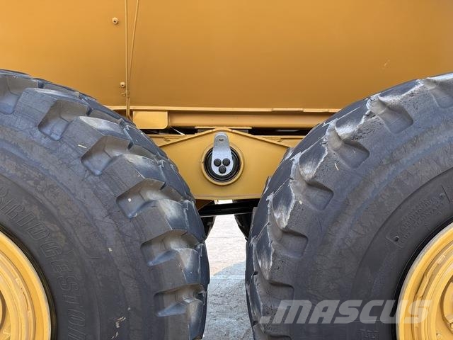 CAT 745 Dumper - Knickgelenk