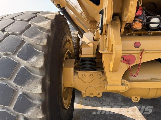 CAT 745 Dumper - Knickgelenk