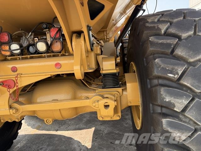 CAT 745 Dumper - Knickgelenk