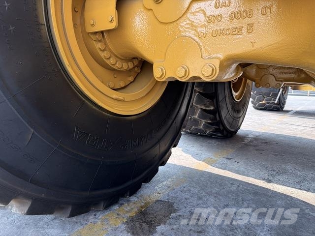 CAT 745 Dumper - Knickgelenk