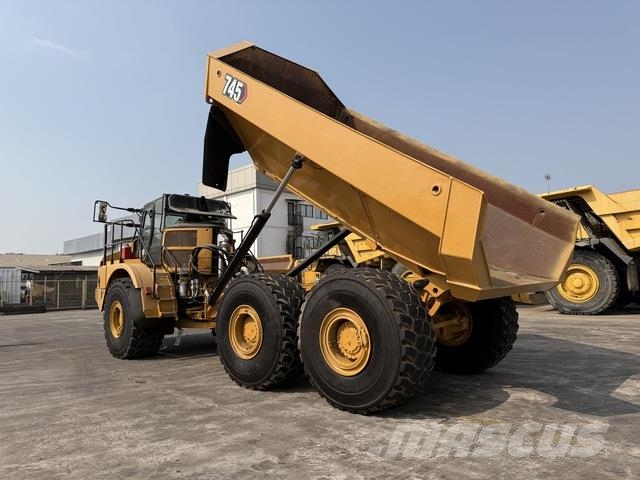 CAT 745 Dumper - Knickgelenk