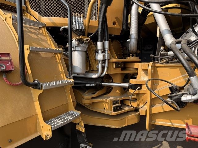 CAT 745 Dumper - Knickgelenk