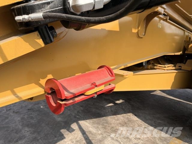 CAT 745 Dumper - Knickgelenk