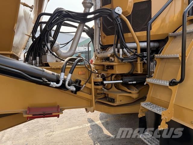 CAT 745 Dumper - Knickgelenk