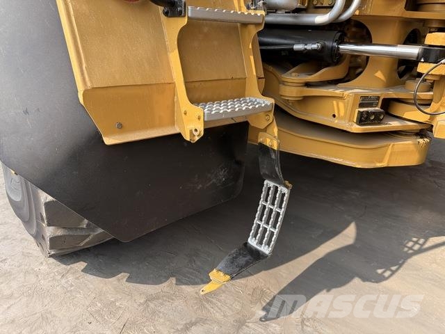 CAT 745 Dumper - Knickgelenk