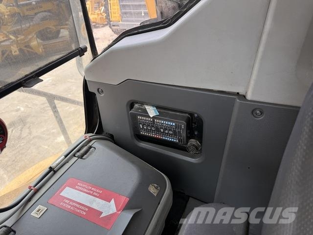 CAT 745 Dumper - Knickgelenk
