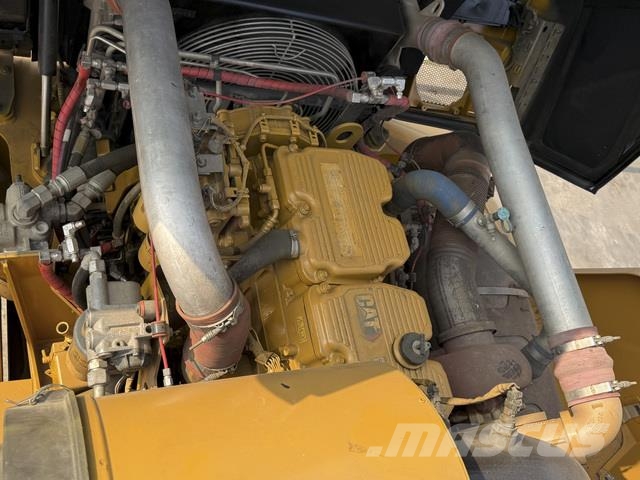 CAT 745 Dumper - Knickgelenk