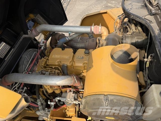 CAT 745 Dumper - Knickgelenk
