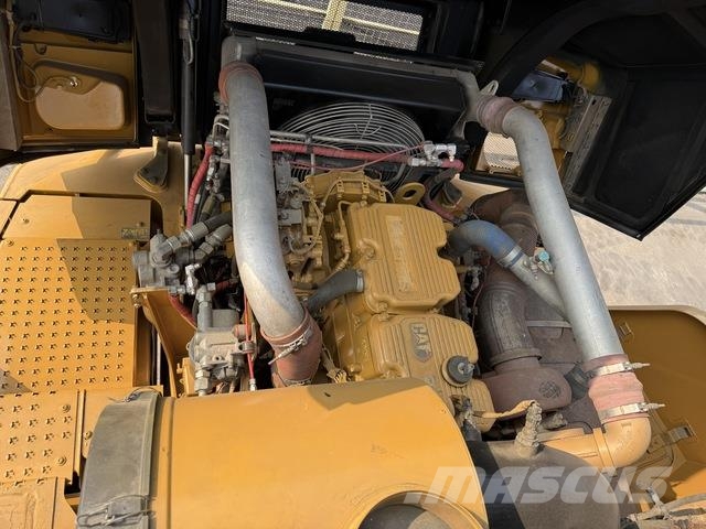 CAT 745 Dumper - Knickgelenk