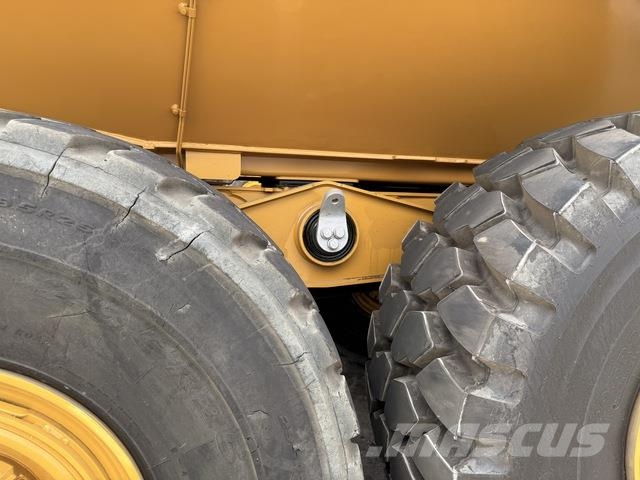 CAT 745 Dumper - Knickgelenk