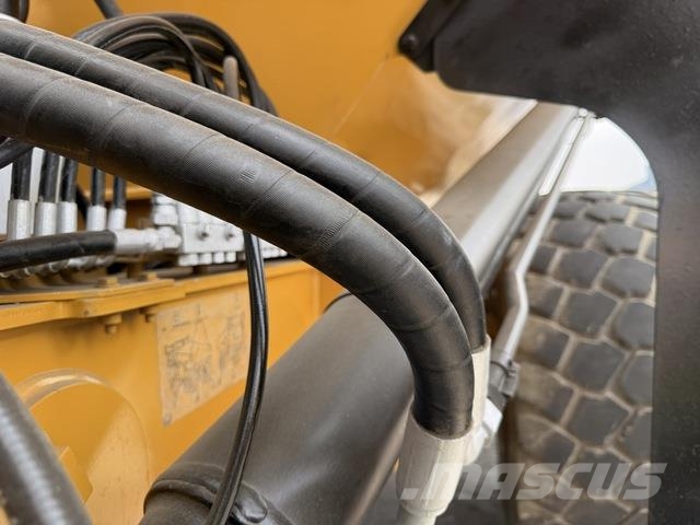 CAT 745 Dumper - Knickgelenk