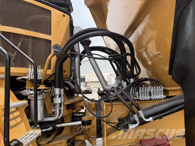 CAT 745 Dumper - Knickgelenk