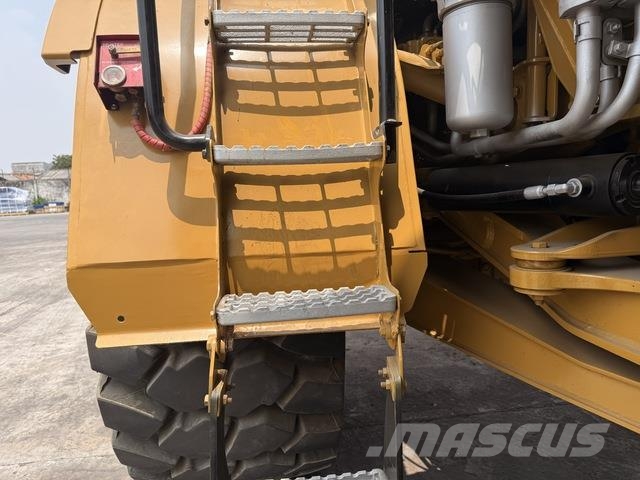 CAT 745 Dumper - Knickgelenk