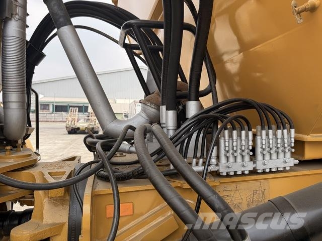 CAT 745 Dumper - Knickgelenk