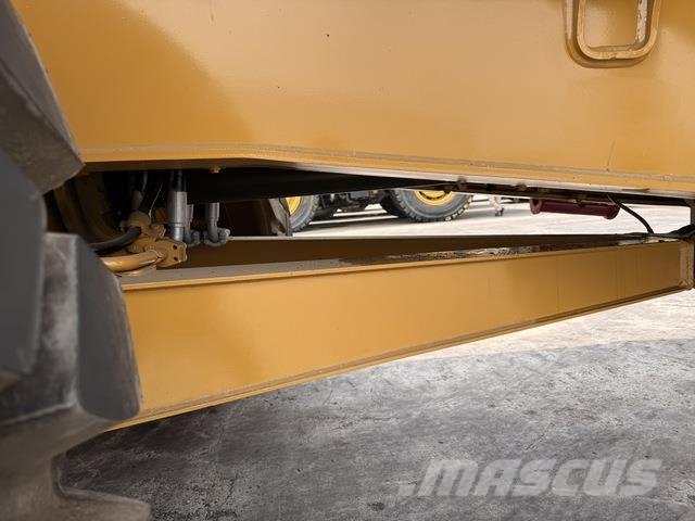 CAT 745 Dumper - Knickgelenk