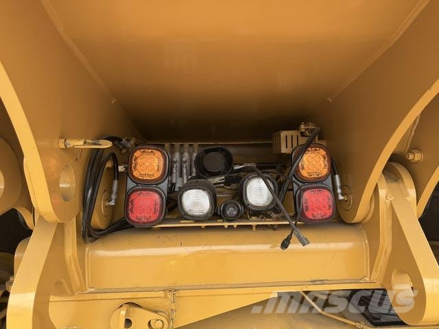 CAT 745 Dumper - Knickgelenk