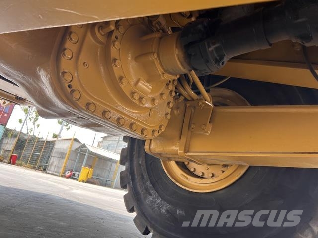 CAT 745 Dumper - Knickgelenk