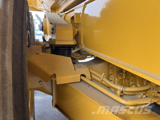 CAT 745 Dumper - Knickgelenk