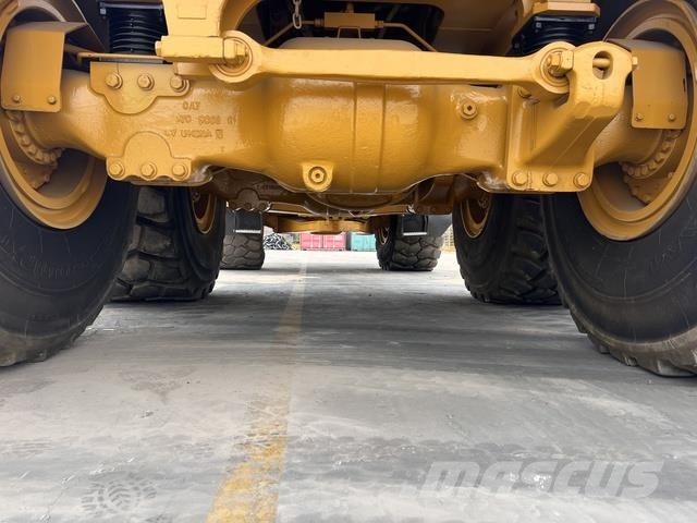 CAT 745 Dumper - Knickgelenk