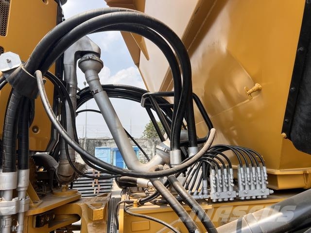 CAT 745 Dumper - Knickgelenk
