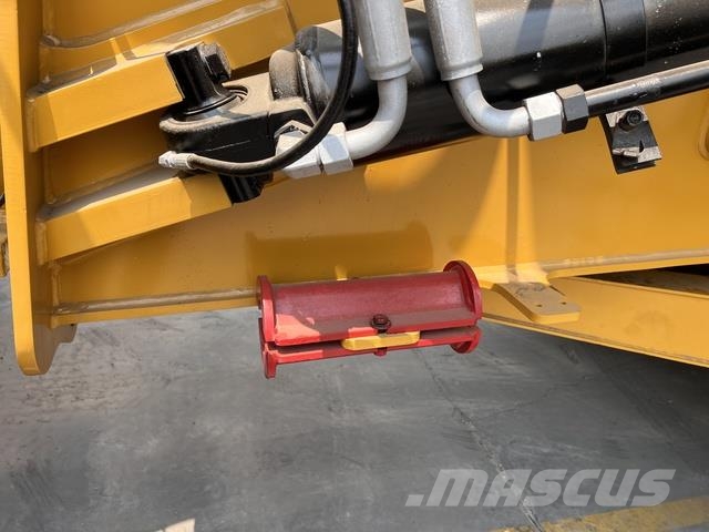 CAT 745 Dumper - Knickgelenk
