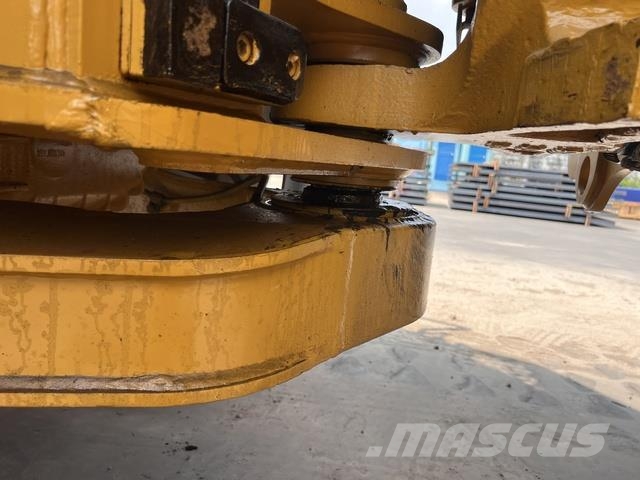 CAT 745 Dumper - Knickgelenk