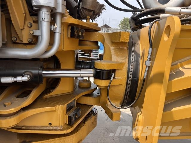 CAT 745 Dumper - Knickgelenk