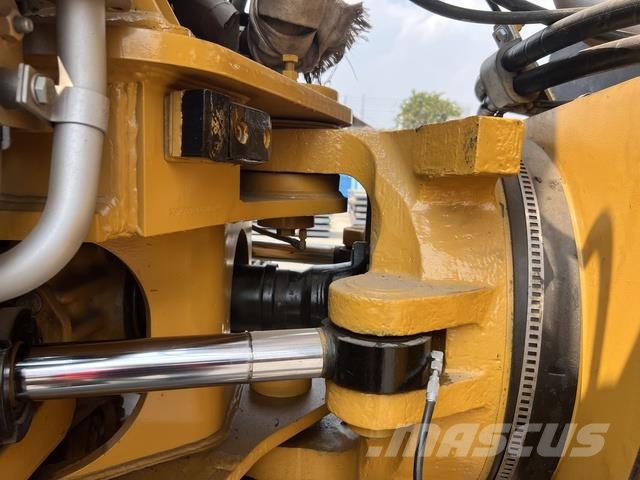CAT 745 Dumper - Knickgelenk