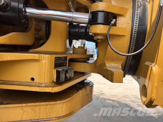 CAT 745 Dumper - Knickgelenk